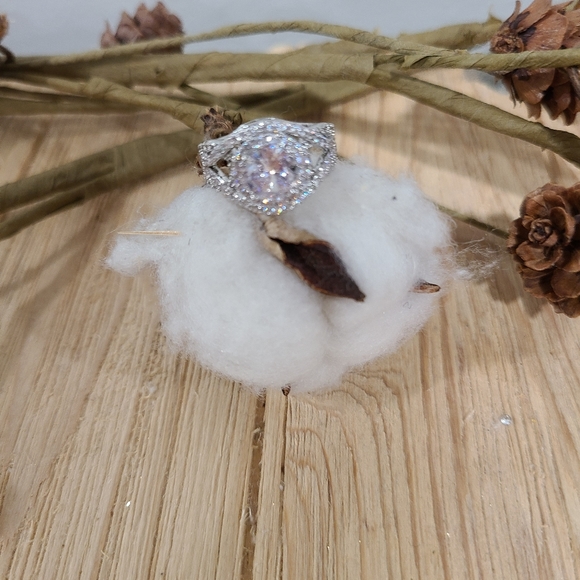 🤍🤍NEW🤍🤍BREATHTAKING!! WOW FACTOR!! CZ Silver Plated Ring🤍🤍 - Picture 6 of 16